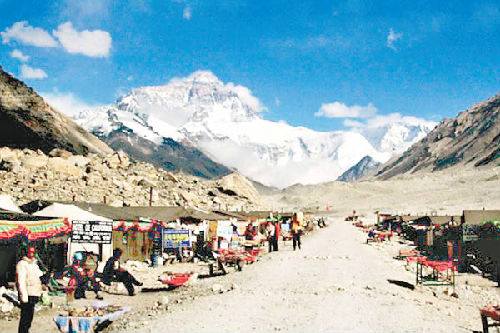 资料图片：珠峰大本营为赴西藏的游客必到之处