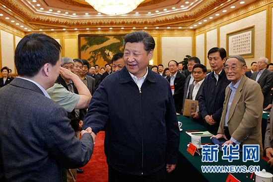 5月17日,中共中央总书记、国家主席、中央军委主席习近平在北京主持召开哲学社会科学工作座谈会并发表重要讲话。这是习近平同与会专家亲切交谈。新华社记者鞠鹏摄