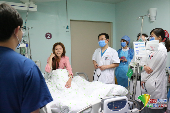 今年五月份，慕容依依（左二）在朝阳医院RICU正在做常规的复查。童朝晖（左三）在查房时询问慕容依依的身体状况。中国青年网实习记者 杨知澎摄
