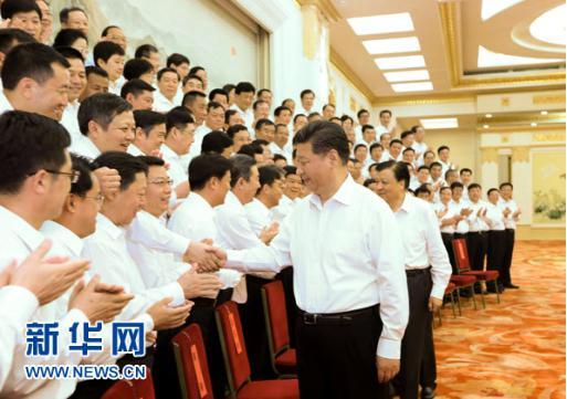 2015年6月30日，党和国家领导人习近平、刘云山等在北京人民大会堂会见全国优秀县委书记。 新华社记者 兰红光 摄