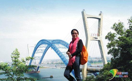 桂婞与湘潭莲城大桥的合影。

本人供图