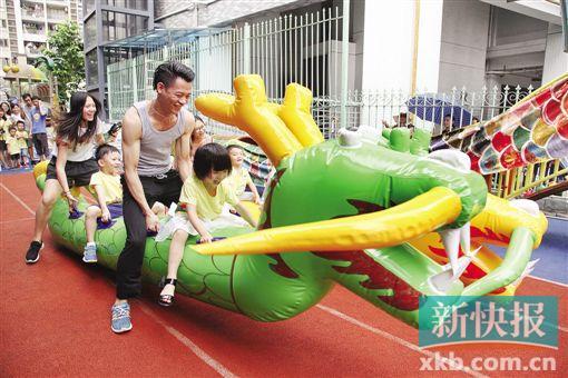 5月30日,广州市猎德幼儿园,家长带着孩子参加龙舟主题游戏活动。新快报记者 李小萌/摄