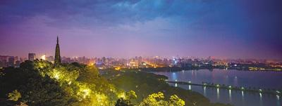 为迎接二十国集团杭州峰会，杭州环西湖电力提升改造工程点“靓”西湖美景。  王 振摄