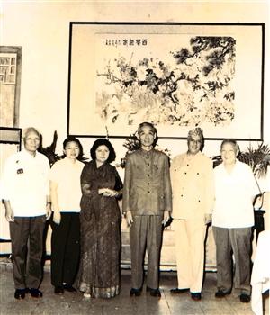 1977年寇庆延同志（右三）在广州接见尼泊尔贵宾。