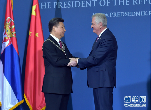 6月18日，国家主席习近平在贝尔格莱德同塞尔维亚总统尼科利奇举行会谈。会谈后，尼科利奇向习近平授予塞尔维亚最高级别勋章“共和国一级荣誉勋章”，感谢习近平为中塞关系发展作出的杰出贡献。新华社记者李涛 摄