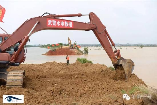 由于决口现场周边均为机耕道，道路窄，路基差，武警水电二总队决定前期对道路进行拓宽加固，每间隔300米设置会车平台，确保道路通畅，同时加强各要道口的交通管制，对通向决口的2座危桥用钢管进行加固处理。同时增强堤头的稳固性，防止险情恶化。待口门收缩到20米左右时，按决口封堵方案分区抛填大块石、钢筋石笼等截流材料，压制高速水流，直至顺利合龙。