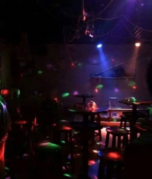 爆料网友配图显示，酒吧名叫sweety night。吧内灯光昏暗，红绿射灯不断。