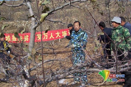 在山区百姓眼里,李保国是个没有架子的“农民教授”。 资料图