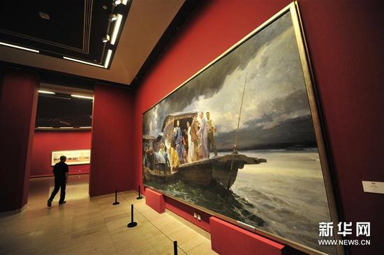 6月30日，观众在中国美术馆内参观展出作品。