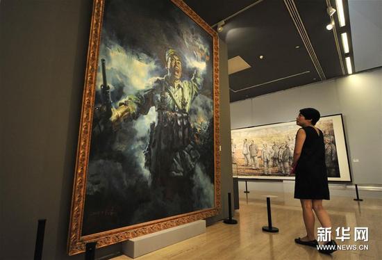 6月30日，一名观众在中国美术馆内参观展出作品《董存瑞》。