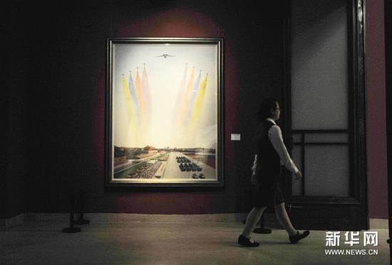 6月30日，在中国美术馆内，一名女士从展出作品《二零一五年九月三日》前走过。