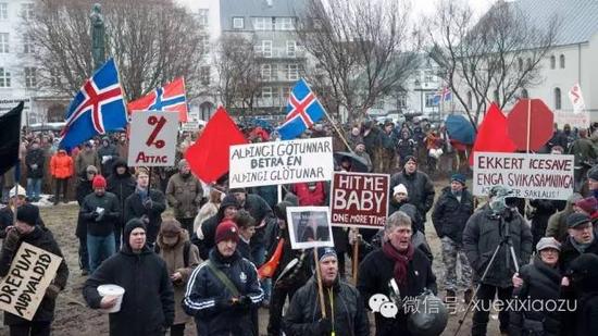 98年金融危机发生后，冰岛人民上街抗议