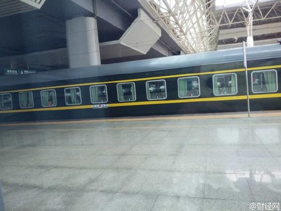 京九线多辆列车因暴雨被困超12小时 泡面遭抢购