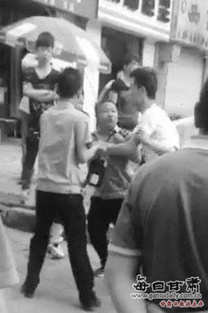 兰州安宁城管粗暴执法 追打围殴欲拍照男子(图