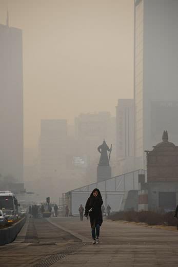 雾霾下的首尔街头