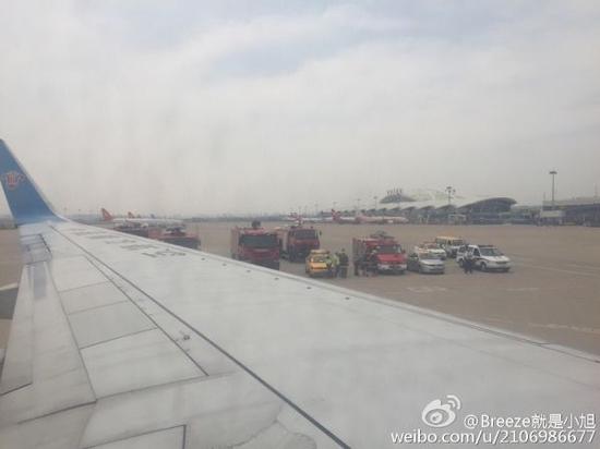 图：7月4日，南航北京飞贵阳一航班，由于发动机故障备降呼和浩特。（图片来自微博网友“Breeze就是小旭”）