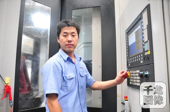 今年29岁的马利冉，北京大兴人，凭借着自幼对航天人的崇敬，2008年一毕业，他便踏入了中国航天科工二院699厂的大门。受访人供图