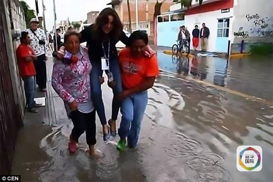 墨西哥女记者报道洪水怕湿鞋被抬着走:居民自