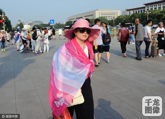 北京持续晴热高温天气迎小暑游客防暑各有招