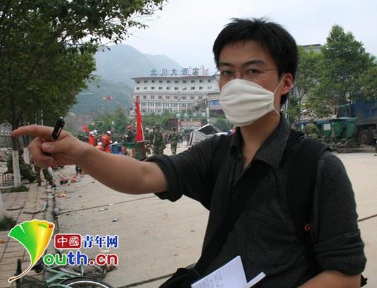 2008年5月13日，孙铁翔在北川县城进行抗震救灾采访报道。本人供图