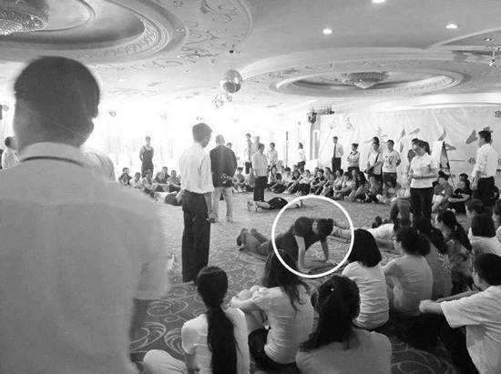 拓展训练现场，正在做俯卧撑的就是杨先生。图片由受访者提供