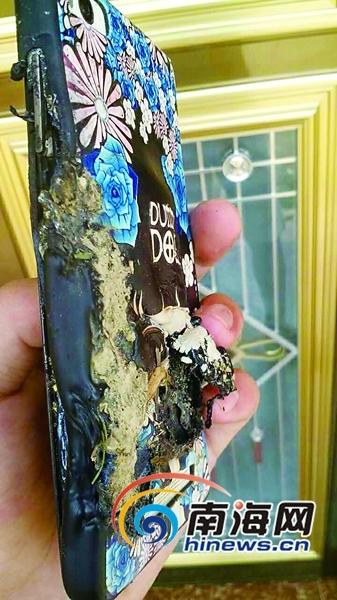 小赵说，这个手机一直正常使用，从表面看，应该是电池爆炸。