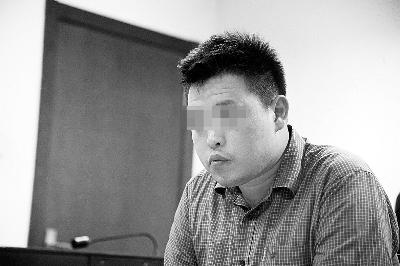 王某说他买枪就是为了收藏，他小学毕业后就开始收藏枪和刀具了 摄/记者 林晖