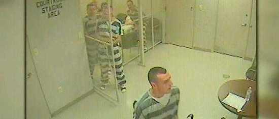 原标题：美国一起另类“越狱” 8囚犯冲出牢房救看守性命。