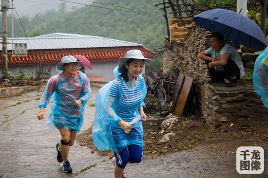 7月12日，房山区第十一届全民健身运动会山地越野行走项目在房山区河北镇东港村开赛。图为选手们在赛道上奔跑。千龙网记者 于颖摄