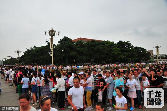 7月12日，故宫博物院排队安检的游客。进入暑期以来，京城著名景点区游客纷至沓来，尤其是天安门和故宫颐和园地区，暑期带孩子旅游的游客将这些景点拥挤的水泄不通，暑期热带来了爆热的夏日旅游热（稿件图文来源：视觉中国）。千龙网发