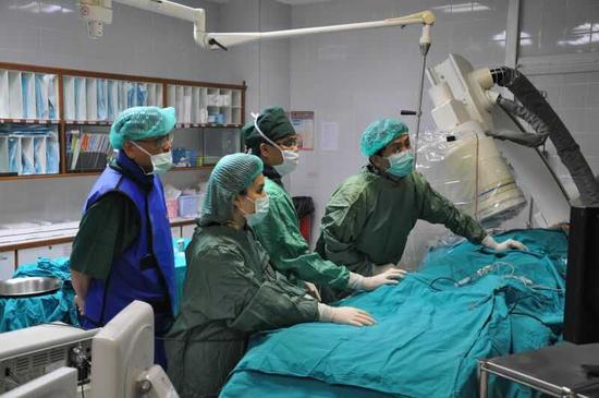 刘兴鹏在泰国曼谷胸科医院指导手术