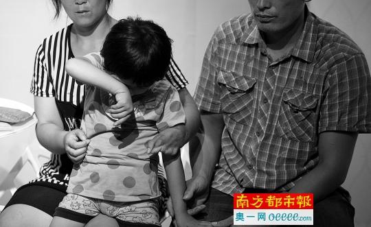 14日，5岁的小付付在父母陪同下在罗湖一机构接受采访。小付付是一名女孩子，却因下半身畸形肿大类似男性特征，并且引发出身体各种毛病，目前已经有韩国医疗机构答应为其免费整形治疗。南都记者 霍健斌 摄