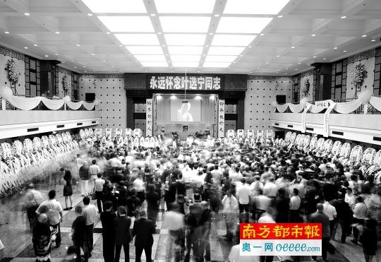 昨日，广州市殡仪馆白云厅，各界送别叶选宁。南都记者 钟锐钧 摄