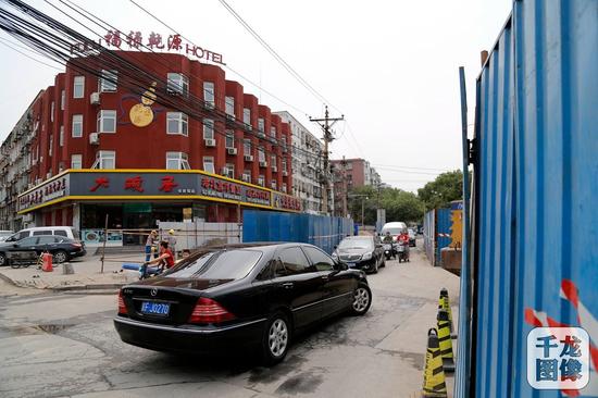 根据《2016年北京市缓解交通拥堵行动计划》，2016年北京市东城区需开工建设的道路有22条。图为7月14日一辆汽车正在通过体育馆西路北段，此段路为双向行驶车道。千龙网实习记者 张曈摄