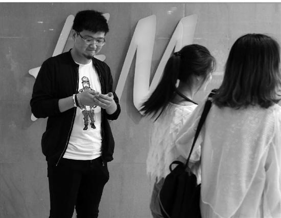 揭秘恋爱培训：搭讪前背熟台词 上阵前先换行头