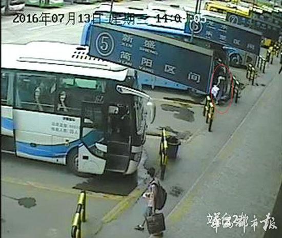 △成都茶店子车站监控视频显示，黄晓翠当天14时07分登上了大巴车。