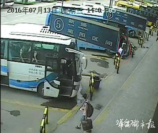 △成都茶店子车站监控视频显示,黄晓翠当天14时07分登上了大巴车。