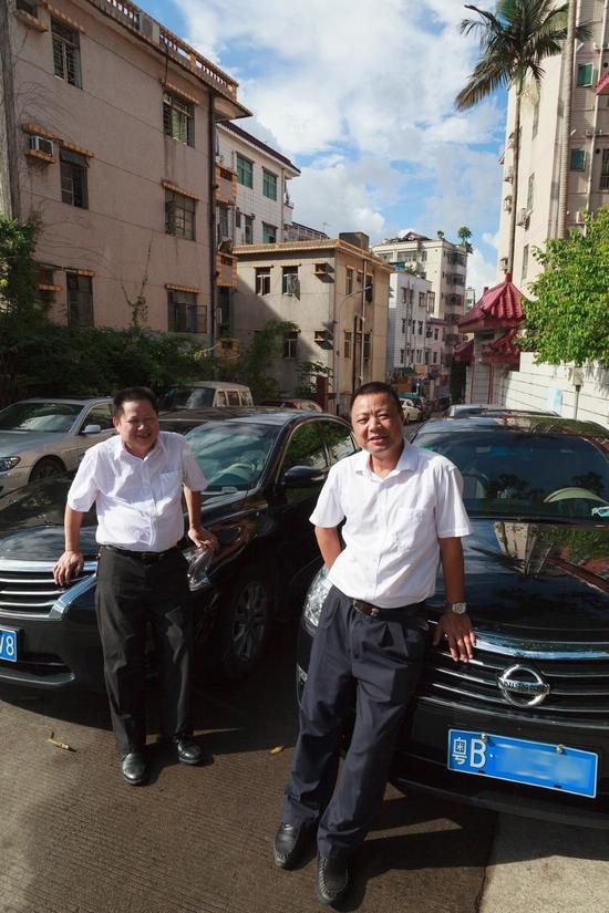 夏正武当年带外甥谢学文加入出租车行业,现在又带他开起专车(左一为夏正武)