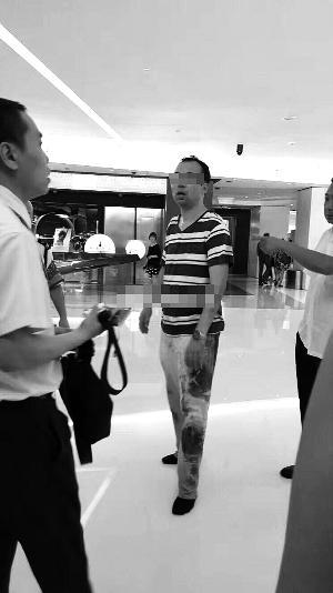 北京一男子偷拍多名女性裙底被抓