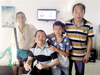 曾徐(中)和家人在一起。