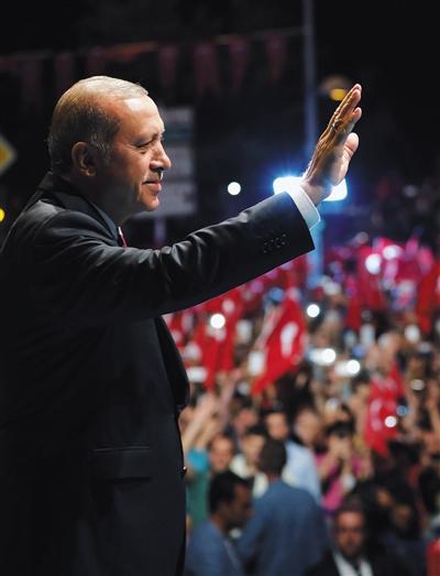 当地时间7月19日，土耳其伊斯坦布尔，民众在总统府邸前集会抗议政变，埃尔多安对示威人群发表讲话。 图/视觉中国