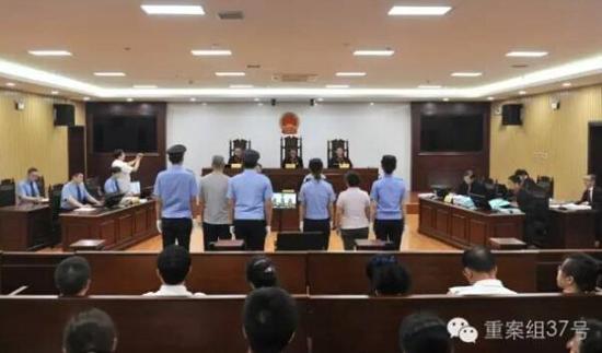 哈尔滨市中级人民法院公开开庭审理被告人张明杰犯贪污罪、受贿罪、滥用职权罪，被告人王绍玉犯贪污罪一案庭审现场。 图/哈尔滨中院官网