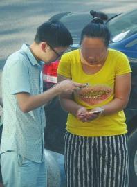 支付千元现金后，周旭又微信转账100元，才拿回手机。