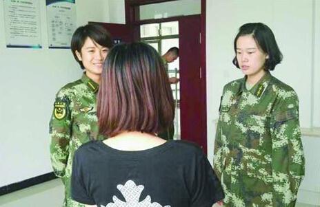 中央商务区边防派出所实习民警尹雪梅(左)、关爱劝慰轻生女。 辽沈晚报、聊沈客户端驻葫芦岛特约记者 胡清 摄