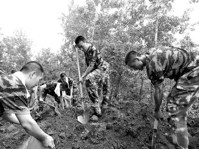 抗洪救灾士兵进编织袋睡觉 戳中女记者泪点