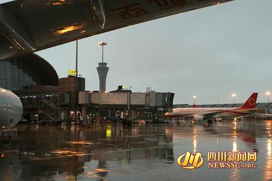 成都机场遭遇雷暴天气 致68个出港航班延误