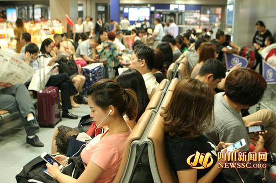 成都机场遭遇雷暴天气 致68个出港航班延误