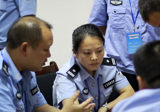 李贝和同事交流工作 资料图