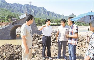 7月26日，省委书记、省人大常委会主任赵克志到井陉县实地查看灾情，慰问受灾群众，检查受灾群众安置和灾后重建工作。这是赵克志在被洪水冲毁的中建一局、中铁十一局项目部原址详细了解灾情。 沈伟摄