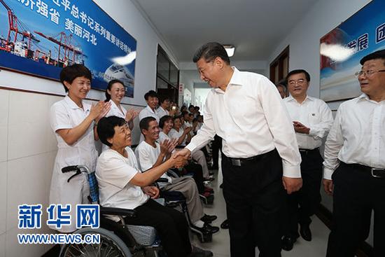 7月28日，中共中央总书记、国家主席、中央军委主席习近平到河北唐山市调研考察。这是习近平在唐山市截瘫疗养院看望慰问截瘫伤员。新华社记者 兰红光 摄